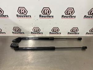 Gebruikte Gasdemperset Kofferdeksel Kia Rio III (UB) 1.4 CVVT 16V Prijs € 20,00 Margeregeling aangeboden door Autorecycling Reuvers B.V.