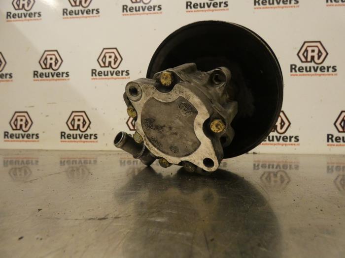 Gebruikte Servopomp Volkswagen Transporter/Caravelle T4 2.4 D Prijs € 40,00 Margeregeling aangeboden door Autorecycling Reuvers B.V.