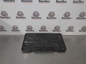 Gebruikte Accubak Landrover Range Rover III (LM) 4.4 V8 32V Prijs € 30,00 Margeregeling aangeboden door Autorecycling Reuvers B.V.