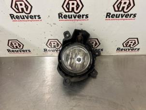 Gebruikte Mistlamp links-voor Kia Carens III (FG) 2.0i CVVT 16V Prijs € 20,00 Margeregeling aangeboden door Autorecycling Reuvers B.V.