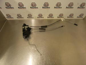 Gebruikte Deurslot Mechaniek 4Deurs rechts-achter Chevrolet Spark (M300) 1.0 16V Bifuel Prijs € 35,00 Margeregeling aangeboden door Autorecycling Reuvers B.V.