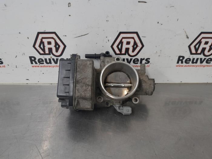 Gebruikte Gasklephuis Peugeot 407 (6D) 1.8 16V Prijs € 30,00 Margeregeling aangeboden door Autorecycling Reuvers B.V.