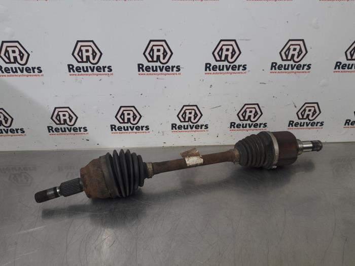 Gebruikte Aandrijfas links-voor Ford Focus 3 Wagon 1.0 Ti-VCT EcoBoost 12V 125 Prijs € 50,00 Margeregeling aangeboden door Autorecycling Reuvers B.V.