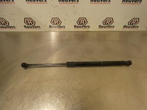 Gebruikte Achterklepdemper links-achter Ford EcoSport (JK8) 1.0 EcoBoost 12V 125 Prijs € 15,00 Margeregeling aangeboden door Autorecycling Reuvers B.V.