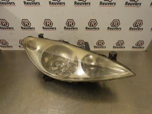 Gebruikte Koplamp rechts Peugeot 307 SW (3H) 1.6 16V Prijs € 35,00 Margeregeling aangeboden door Autorecycling Reuvers B.V.