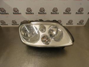 Gebruikte Rechter Koplamp Volkswagen Touran (1T1/T2) 1.6 FSI 16V Prijs € 40,00 Margeregeling aangeboden door Autorecycling Reuvers B.V.