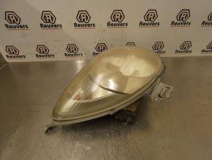 Gebruikte Koplamp rechts Daihatsu Cuore (L251/271/276) 1.0 12V DVVT Prijs € 30,00 Margeregeling aangeboden door Autorecycling Reuvers B.V.