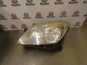 Gebruikte Linker Koplamp Opel Astra H (L48) 1.8 16V Prijs € 40,00 Margeregeling aangeboden door Autorecycling Reuvers B.V.