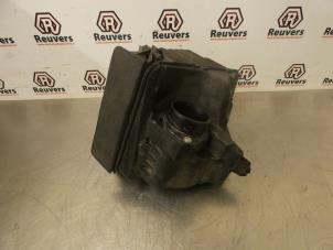 Gebruikte Luchtfilterhuis Renault Megane III Grandtour (KZ) 1.4 16V TCe 130 Prijs € 25,00 Margeregeling aangeboden door Autorecycling Reuvers B.V.