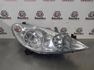 Gebruikte Koplamp rechts Peugeot 307 SW (3H) 1.6 16V Prijs € 35,00 Margeregeling aangeboden door Autorecycling Reuvers B.V.