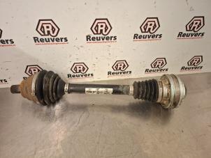 Gebruikte Aandrijfas links-voor Volkswagen Caddy III (2KA,2KH,2CA,2CH) 1.6 TDI 16V Prijs € 70,00 Margeregeling aangeboden door Autorecycling Reuvers B.V.