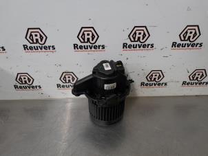 Gebruikte Blower Renault Clio IV (5R) 0.9 Energy TCE 90 12V Prijs € 25,00 Margeregeling aangeboden door Autorecycling Reuvers B.V.