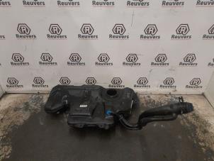 Gebruikte Tank Renault Clio IV (5R) 0.9 Energy TCE 90 12V Prijs € 75,00 Margeregeling aangeboden door Autorecycling Reuvers B.V.