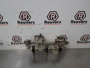 Gebruikte Injector brug Renault Clio IV (5R) 0.9 Energy TCE 90 12V Prijs € 35,00 Margeregeling aangeboden door Autorecycling Reuvers B.V.