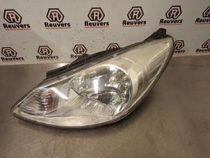 Gebruikte Koplamp links Hyundai i10 (F5) 1.1i 12V Prijs € 50,00 Margeregeling aangeboden door Autorecycling Reuvers B.V.