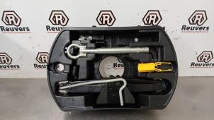 Gebruikte Krikset Peugeot 308 SW (L4/L9/LC/LJ/LR) 1.2 12V e-THP PureTech 110 Prijs € 35,00 Margeregeling aangeboden door Autorecycling Reuvers B.V.