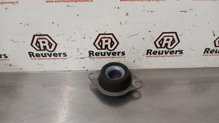 Gebruikte Versnellingsbak Steun Renault Twingo II (CN) 1.2 16V Prijs € 10,00 Margeregeling aangeboden door Autorecycling Reuvers B.V.