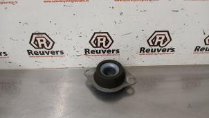 Gebruikte Versnellingsbak Steun Renault Twingo II (CN) 1.2 16V Prijs € 10,00 Margeregeling aangeboden door Autorecycling Reuvers B.V.