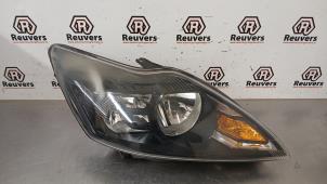 Gebruikte Koplamp rechts Ford Focus 2 Wagon 1.6 TDCi 16V 110 Prijs € 50,00 Margeregeling aangeboden door Autorecycling Reuvers B.V.