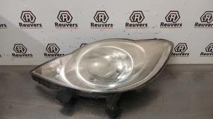 Gebruikte Linker Koplamp Peugeot 107 1.0 12V Prijs € 30,00 Margeregeling aangeboden door Autorecycling Reuvers B.V.