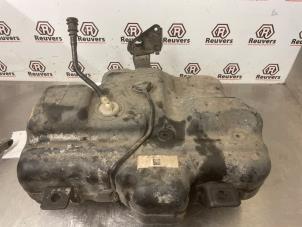 Gebruikte Tank adblue Renault Trafic New (FL) 2.0 dCi 16V 90 Prijs € 250,00 Margeregeling aangeboden door Autorecycling Reuvers B.V.