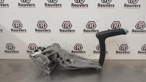 Gebruikte Handremhendel Ford Focus 3 1.0 Ti-VCT EcoBoost 12V 125 Prijs € 25,00 Margeregeling aangeboden door Autorecycling Reuvers B.V.