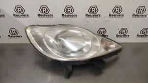 Gebruikte Rechter Koplamp Peugeot 107 1.0 12V Prijs € 20,00 Margeregeling aangeboden door Autorecycling Reuvers B.V.