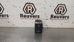 Gebruikte Schakelaar handrem Mitsubishi Outlander (GF/GG) 2.4 16V 4x4 Prijs € 20,00 Margeregeling aangeboden door Autorecycling Reuvers B.V.