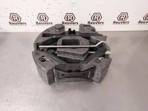 Gebruikte Krikset Ford C-Max (DXA) 1.0 Ti-VCT EcoBoost 12V 125 Prijs € 35,00 Margeregeling aangeboden door Autorecycling Reuvers B.V.