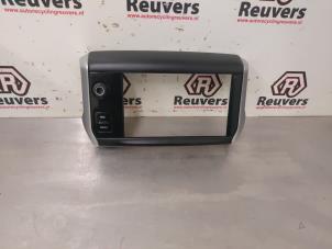 Gebruikte Regelunit Multi Media Peugeot 208 I (CA/CC/CK/CL) 1.2 Vti 12V PureTech 82 Prijs € 30,00 Margeregeling aangeboden door Autorecycling Reuvers B.V.