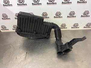 Gebruikte Luchtfilterhuis Peugeot 208 I (CA/CC/CK/CL) 1.2 Vti 12V PureTech 82 Prijs € 20,00 Margeregeling aangeboden door Autorecycling Reuvers B.V.