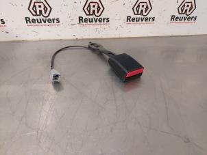 Gebruikte Veiligheidsgordel Insteek rechts-voor Peugeot 208 I (CA/CC/CK/CL) 1.2 Vti 12V PureTech 82 Prijs € 20,00 Margeregeling aangeboden door Autorecycling Reuvers B.V.