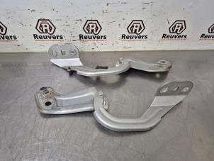 Gebruikte Motorkap Scharnier Ford Focus 3 1.6 Ti-VCT 16V 105 Prijs € 25,00 Margeregeling aangeboden door Autorecycling Reuvers B.V.