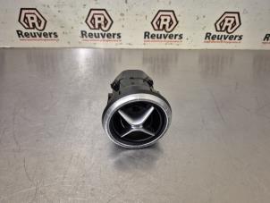 Gebruikte Luchtrooster Dashboard Mercedes CLA (117.3) 1.6 CLA-200 16V Prijs € 10,00 Margeregeling aangeboden door Autorecycling Reuvers B.V.