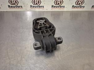 Gebruikte Versnellingsbak Steun Mercedes CLA (117.3) 1.6 CLA-200 16V Prijs € 15,00 Margeregeling aangeboden door Autorecycling Reuvers B.V.