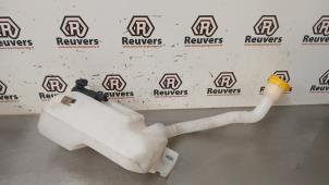 Gebruikte Ruitensproeiertank voor Renault Zoé (AG) R90 Prijs € 25,00 Margeregeling aangeboden door Autorecycling Reuvers B.V.