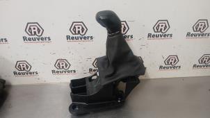 Gebruikte Versnellingspook Peugeot 208 I (CA/CC/CK/CL) 1.2 Vti 12V PureTech 82 Prijs € 30,00 Margeregeling aangeboden door Autorecycling Reuvers B.V.