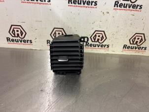 Gebruikte Luchtrooster Dashboard Jeep Grand Cherokee (WH/WK) 4.7i V8 Prijs € 30,00 Margeregeling aangeboden door Autorecycling Reuvers B.V.