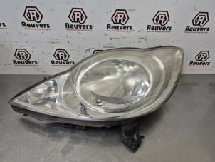 Gebruikte Linker Koplamp Peugeot 107 1.0 12V Prijs € 35,00 Margeregeling aangeboden door Autorecycling Reuvers B.V.