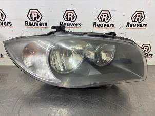 Gebruikte Koplamp rechts BMW 1 serie (E87/87N) 116i 2.0 16V Prijs € 75,00 Margeregeling aangeboden door Autorecycling Reuvers B.V.