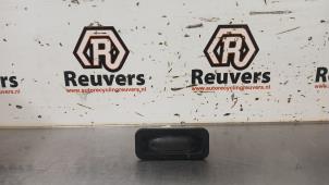 Gebruikte Schakelaar achterklep Renault Clio IV (5R) 0.9 Energy TCE 90 12V Prijs € 20,00 Margeregeling aangeboden door Autorecycling Reuvers B.V.