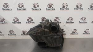 Gebruikte Luchtfilterhuis Renault Clio IV (5R) 0.9 Energy TCE 90 12V Prijs € 30,00 Margeregeling aangeboden door Autorecycling Reuvers B.V.