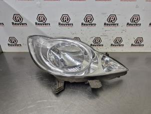 Gebruikte Koplamp rechts Peugeot 107 1.0 12V Prijs € 30,00 Margeregeling aangeboden door Autorecycling Reuvers B.V.