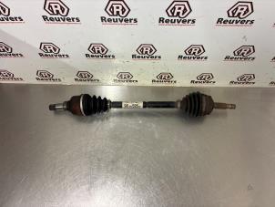 Gebruikte Aandrijfas links-voor Peugeot 208 I (CA/CC/CK/CL) 1.0 Vti 12V PureTech Prijs € 25,00 Margeregeling aangeboden door Autorecycling Reuvers B.V.