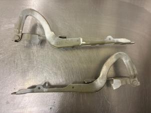 Gebruikte Motorkap Scharnier Peugeot 208 I (CA/CC/CK/CL) 1.0 Vti 12V PureTech Prijs € 25,00 Margeregeling aangeboden door Autorecycling Reuvers B.V.