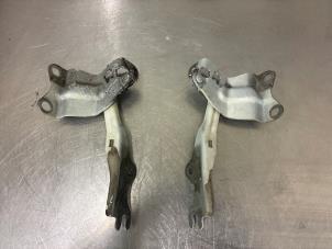 Gebruikte Motorkap Scharnier Mazda 3 Sport (BL14/BLA4/BLB4) 1.6i MZR 16V Prijs € 30,00 Margeregeling aangeboden door Autorecycling Reuvers B.V.