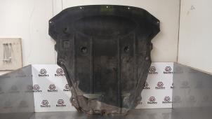 Gebruikte Bodem beschermplaat Nissan Leaf (ZE0) Leaf Prijs € 40,00 Margeregeling aangeboden door Autorecycling Reuvers B.V.