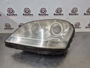 Gebruikte Koplamp links Mercedes ML II (164/4JG) 3.0 ML-320 CDI 4-Matic V6 24V Prijs € 200,00 Margeregeling aangeboden door Autorecycling Reuvers B.V.
