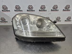 Gebruikte Rechter Koplamp Mercedes ML II (164/4JG) 3.0 ML-320 CDI 4-Matic V6 24V Prijs € 200,00 Margeregeling aangeboden door Autorecycling Reuvers B.V.