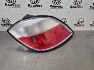 Gebruikte Achterlicht links Opel Astra H (L48) 1.4 16V Twinport Prijs € 30,00 Margeregeling aangeboden door Autorecycling Reuvers B.V.